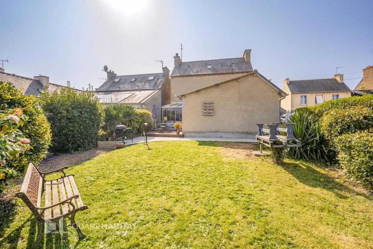 Cosy House With Garden Near City Center Saint-Brieuc Casa de Férias